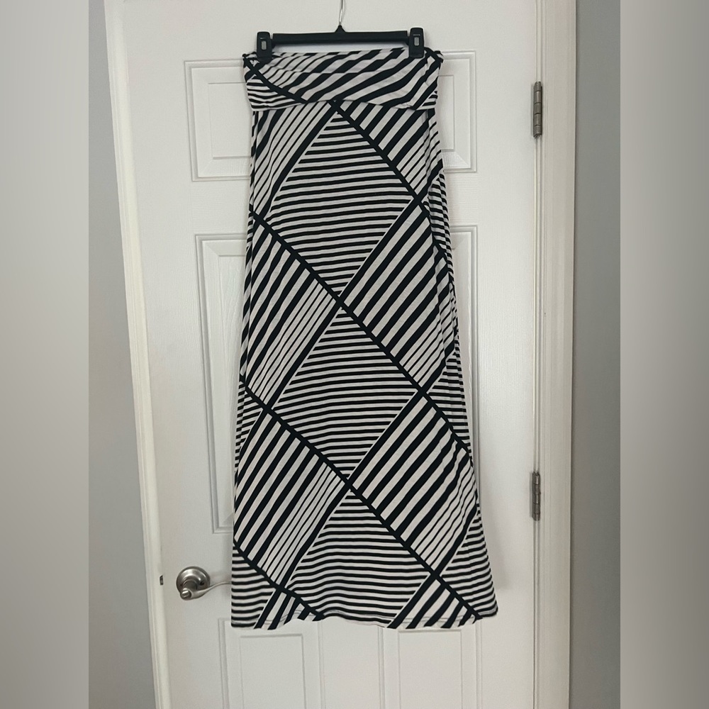 Geometric black and white maxi skirt